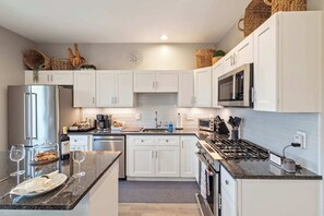 Cafetera y tetera, refrigerador, microondas y horno 