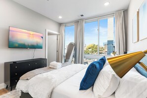 2 bedrooms, iron/ironing board, travel crib, free WiFi - Modern 2 BR Apt in Philly with a Glass City View (Philadelphia)