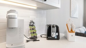 Eine moderne Küche mit einer Keurig-Kaffeemaschine, einem Toaster und einem Messerblock.