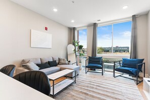 Living area - Modern 2 BR Apt in Philly with a Glass City View (Philadelphia)