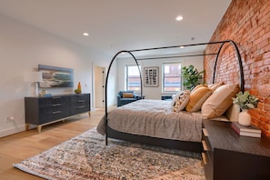 2 bedrooms, iron/ironing board, free WiFi, bed sheets - The Addison- Luxury Townhome w/ Rooftop Patio (Chillicothe)