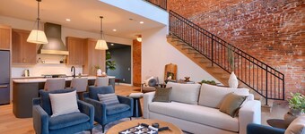 The Addison- Luxury Townhome w/ Rooftop Patio