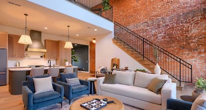 The Addison- Luxury Townhome w/ Rooftop Patio
