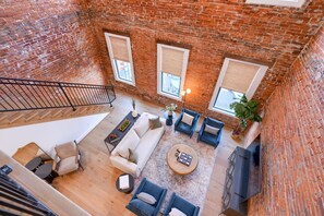 Smart TV, books - The Addison- Luxury Townhome w/ Rooftop Patio (Chillicothe)