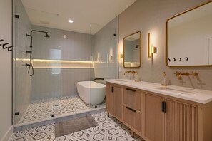 Shower, hair dryer, towels, soap - The Addison- Luxury Townhome w/ Rooftop Patio (Chillicothe)