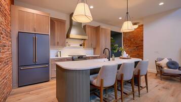 Coffee/tea maker, fridge, microwave, oven