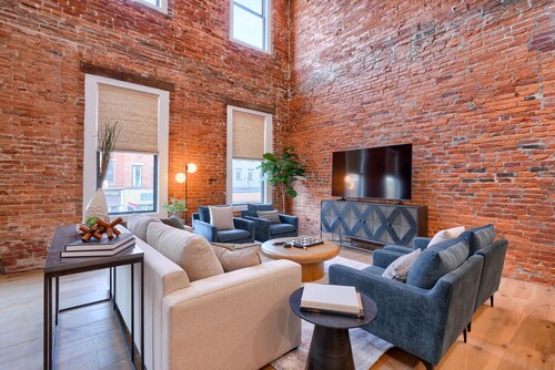 The Addison- Luxury Townhome w/ Rooftop Patio