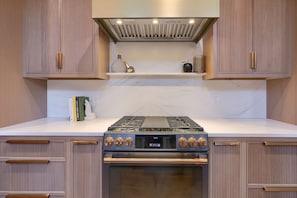 Fridge, microwave, oven, stovetop - The Addison- Luxury Townhome w/ Rooftop Patio (Chillicothe)