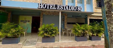 Vista frontal de la propiedad