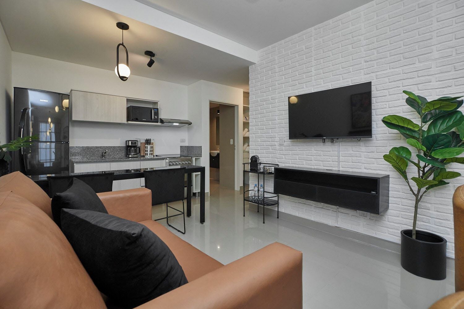 Apartamento superior, balcón | Zona de estar | Una televisión de pantalla plana