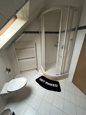 Douche, sèche-cheveux, serviettes fournies, savon