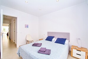 3 soverom, skrivebord, strykejern/-brett og reiseseng for barn