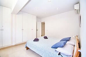 3 soverom, skrivebord, strykejern/-brett og reiseseng for barn