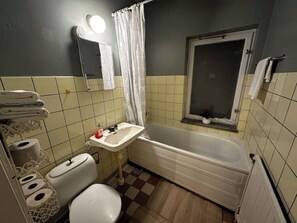 Hiustenkuivaaja, pyyhkeet, saippua, vessapaperi