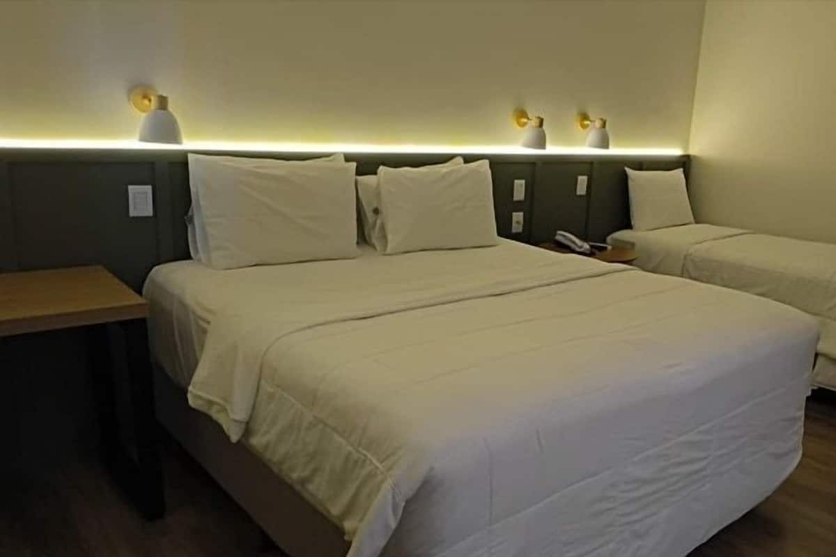Quarto Triplo Superior | 1 bedroom, in-room safe, laptop workspace, free WiFi