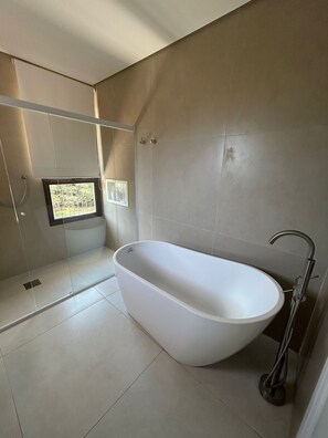 Suite Deluxe | Bathroom | Hair dryer, towels, soap, shampoo - Hotel Fazenda Brisa Itu (Itu)