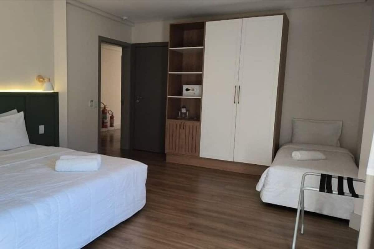Quarto Triplo - Acessível para Hóspedes com Mobilidade Reduzida | 1 bedroom, in-room safe, laptop workspace, free WiFi