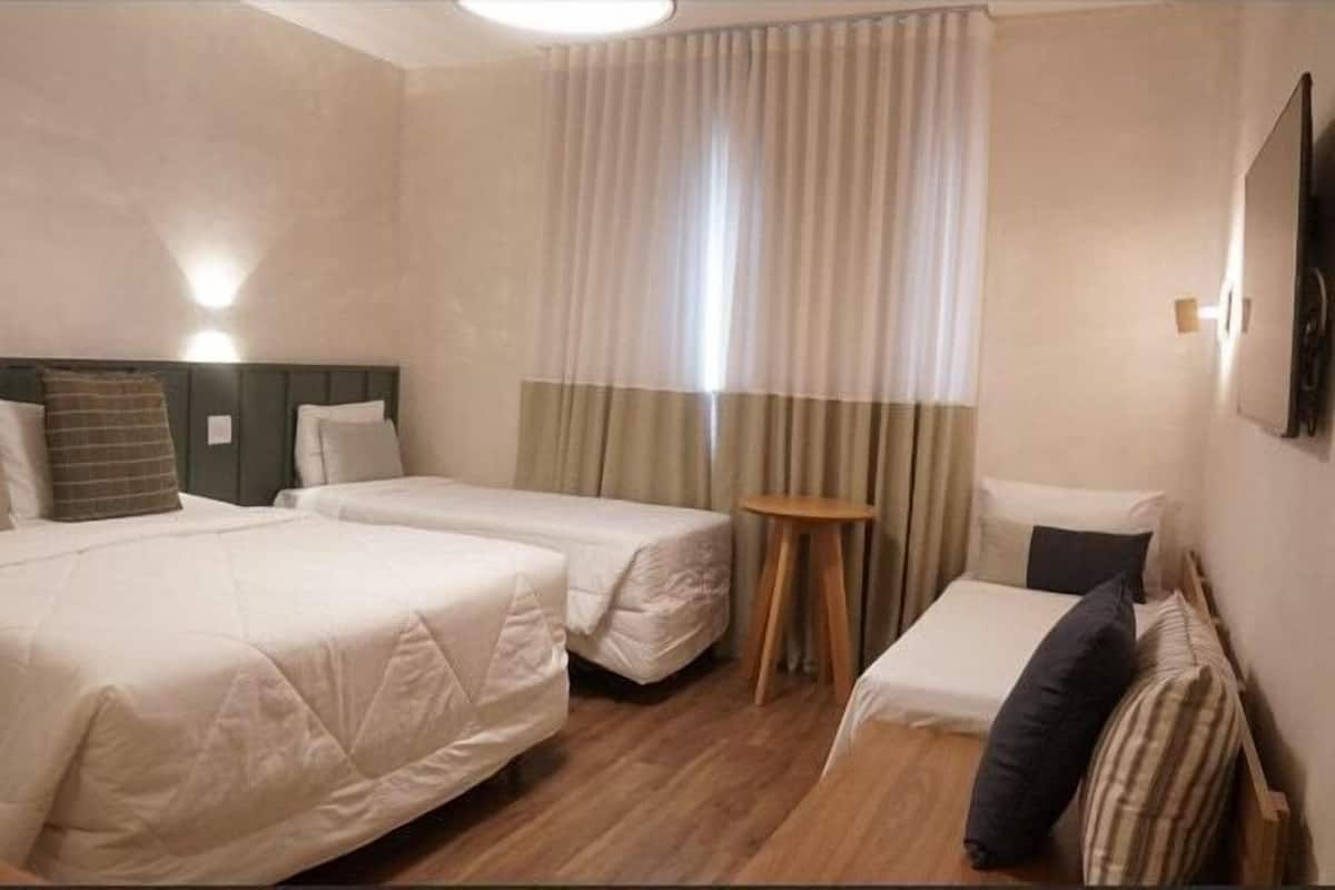 Quarto Quadruplo | 1 bedroom, in-room safe, laptop workspace, free WiFi
