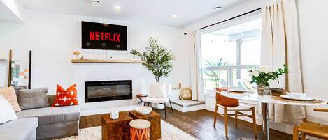 智能电视、壁炉、书