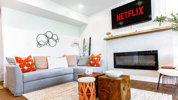 Smart TV, chimenea, libros