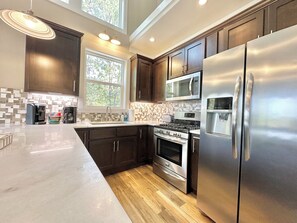 Geladeira, micro-ondas, fogão, cooktop