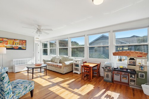 2nd Story Duplex w/ Porch~2 Min Walk to Beach ~ Family Friendly ~ Dog Friendly 