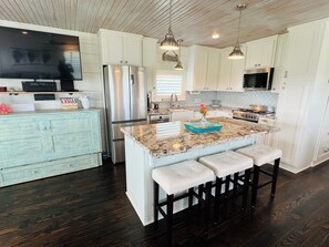 Fridge, microwave, oven, stovetop - Charming Bungalow for couples get away, Small pets are welcome with fee (Bolivar Peninsula)