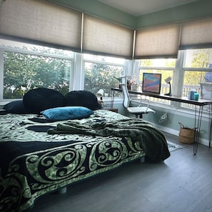 3 habitaciones, escritorio y tabla de planchar con plancha