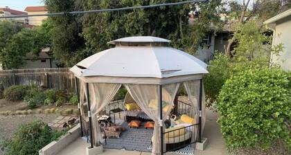 Charming Retro Ranch, enclosed resort backyard, quiet cul-de-sac, close to shops