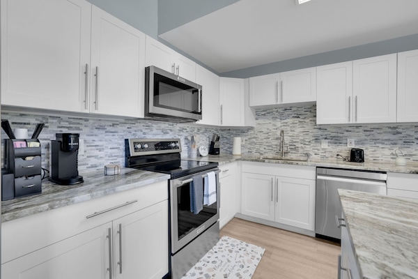 KĂŒhlschrank, Mikrowelle, Ofen, Herdplatte