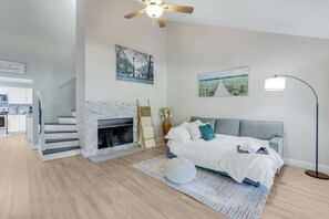 2 bedrooms, iron/ironing board, WiFi, bed sheets - The Naples Getaway House with Hot Tub
(Naples)