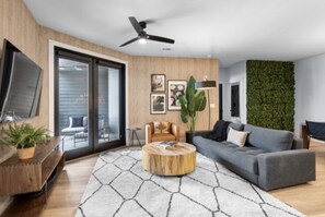 Smart TV - Electric - Odyssey - West End Top Floor 2 Bedroom - Minutes from Broadway (Nashville)