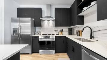 Réfrigérateur, micro-ondes, four, lave-vaisselle