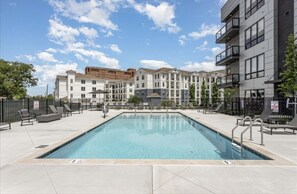 Outdoor pool - Electric - Odyssey - West End Top Floor 2 Bedroom - Minutes from Broadway (Nashville)