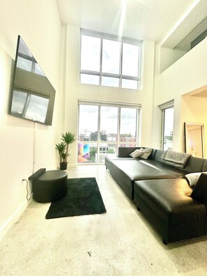 Living area - ART BASEL WYNWOOD LOFT (Miami)
