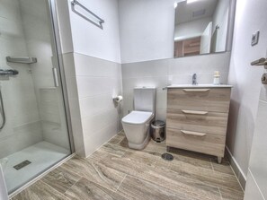 Dusche, Haartrockner, Handtücher, Toilettenpapier