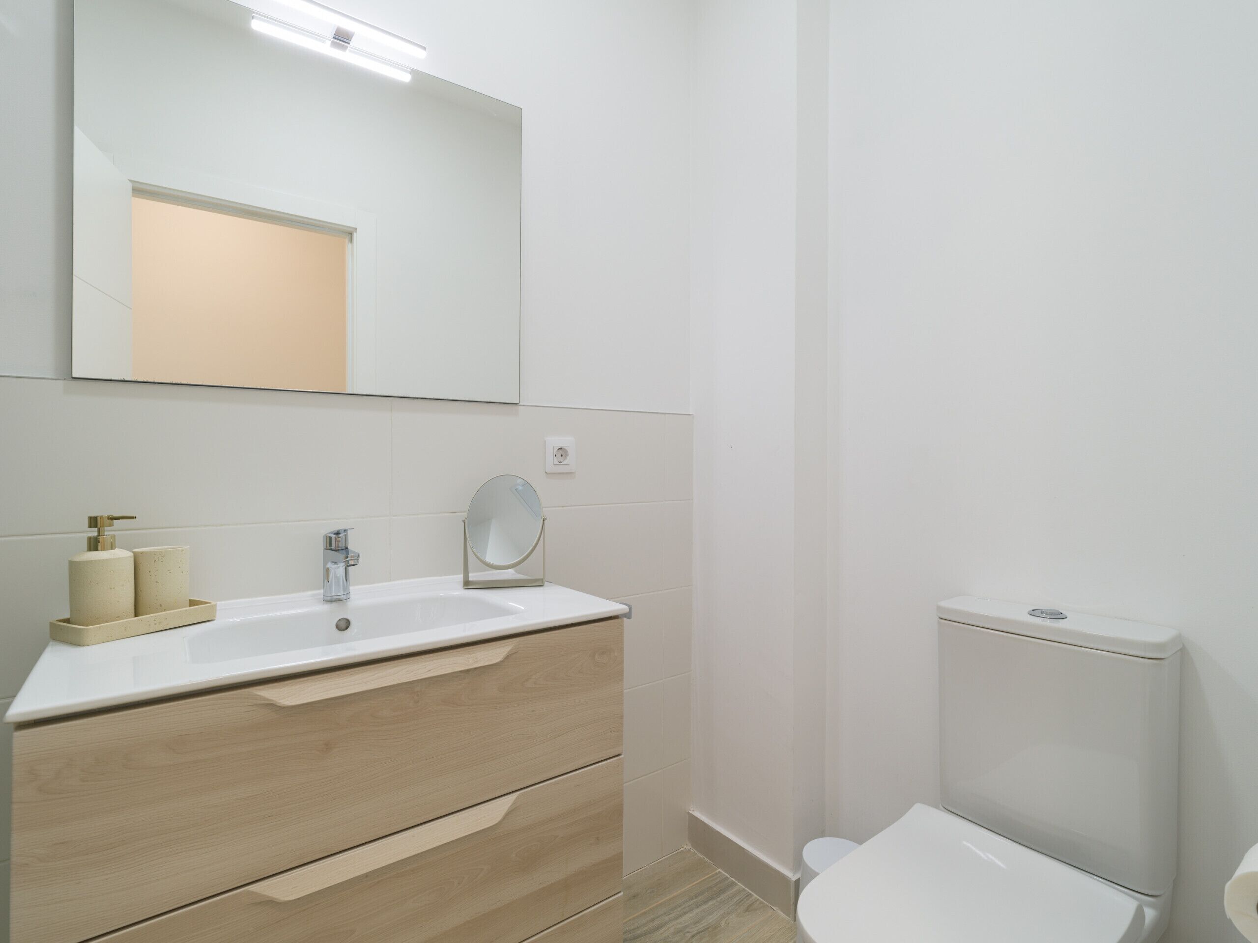 Dusche, Haartrockner, Handtücher, Toilettenpapier