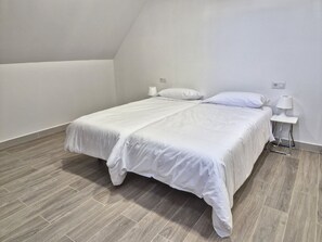 1 makuuhuone, työpöytä, silitysrauta/-lauta, vauvan matkasänky