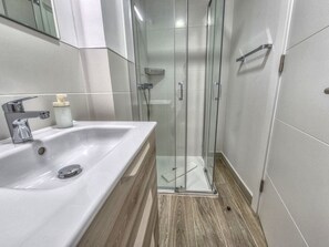 Dusche, Haartrockner, Handtücher, Toilettenpapier