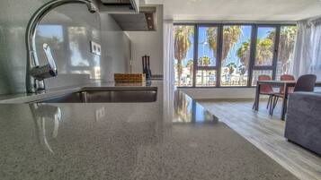 Een koelkast, een magnetron, een koffiezetapparaat/waterkoker