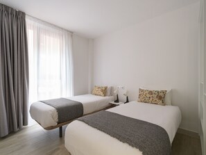 2 camere, una scrivania, ferro/asse da stiro, culla da viaggio
