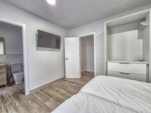 2 slaapkamers, een bureau, een strijkplank/strijkijzer, gratis wifi