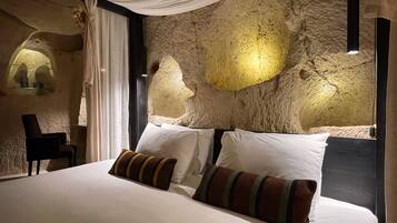 Premium bedding, minibar, individually decorated, individually furnished