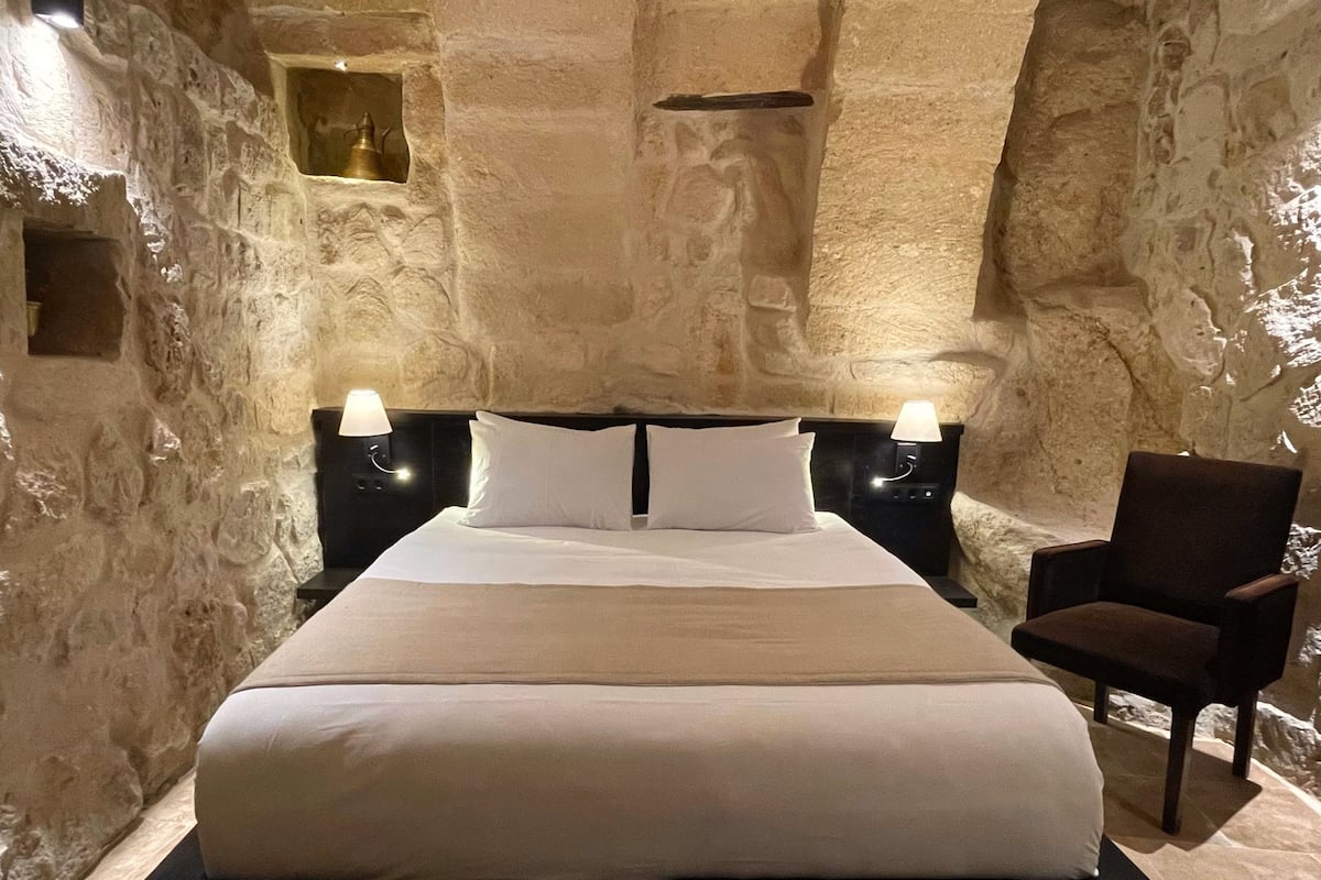Deluxe Double Room, 1 Bedroom | 1 bedroom, premium bedding, minibar, individually decorated