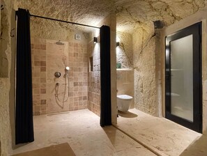 Habitación Royal doble, 1 habitación | Baño | Ducha, secador de pelo, zapatillas y toallas