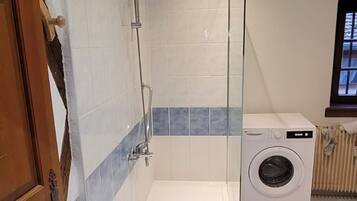 Een douche, een haardroger, handdoeken, toiletpapier