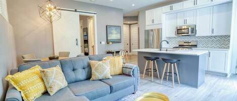 Apartamento, vistas al jardín | Zona de estar | Smart TV de 55 pulgadas con canales digitales