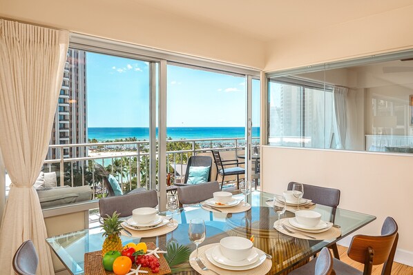 Căn hộ dành cho gia đình, 2 phòng ngủ, ban công, quang cảnh biển (2 Bedrooms) | Khu vực ăn uống tại phòng