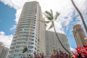 Exterior detail - Ilikai Hotel Condo at Waikiki with Parking (Honolulu)