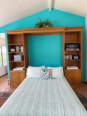 خزنة داخل الغرفة ومكتب ومكواة/لوح كي وسرير سفر